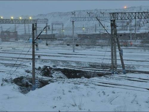 Провал, образовавшийся под действующей железной дорогой, расположенной над горными выработками в г. Березники Пермского края